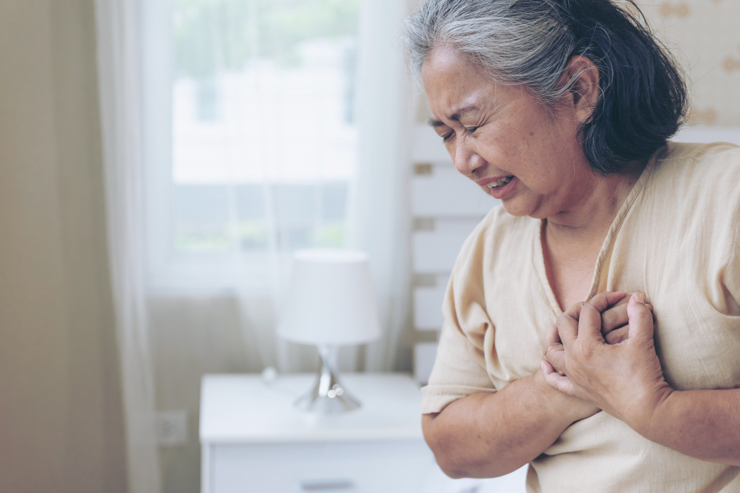 <a href="https://www.freepik.com/free-photo/senior-female-asian-suffering-from-bad-pain-his-chest-heart-attack-home-senior-heart-disease_7813379.htm#fromView=search&page=1&position=27&uuid=2e9ab220-d810-4372-ba9e-e0f829fe2dbd">Imej oleh jcomp di Freepik</a>